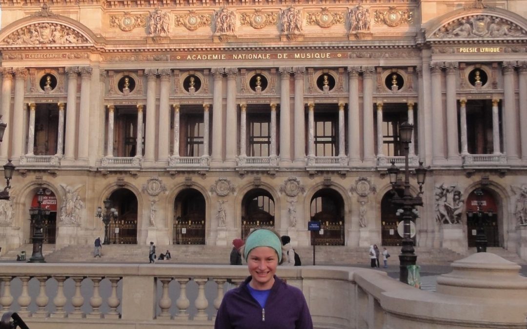 Devant l’Opéra Garnier avec Lourdes