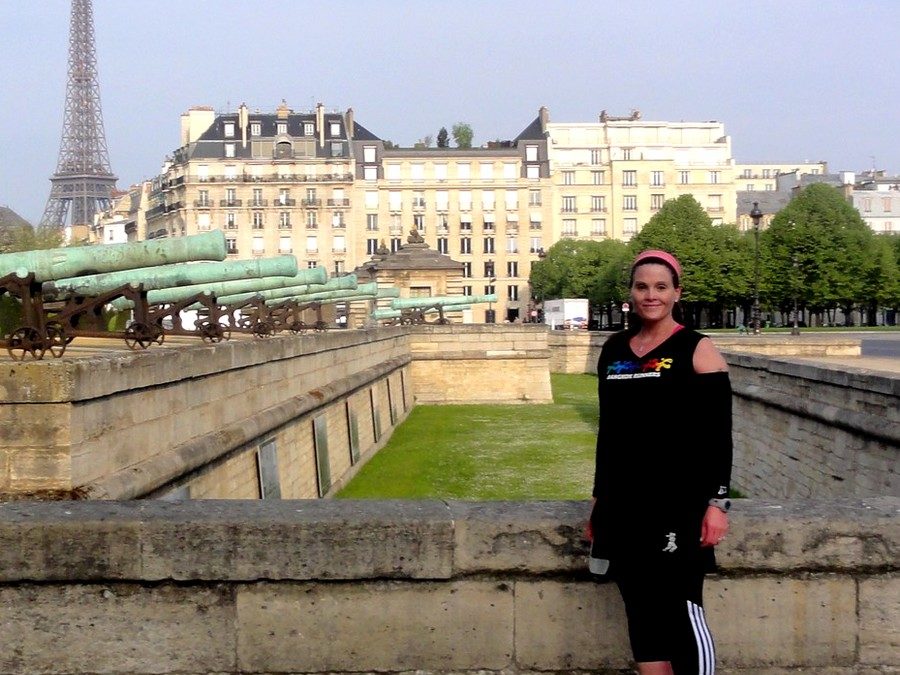 Avec Sharon, devant les canons des Invalides à Paris