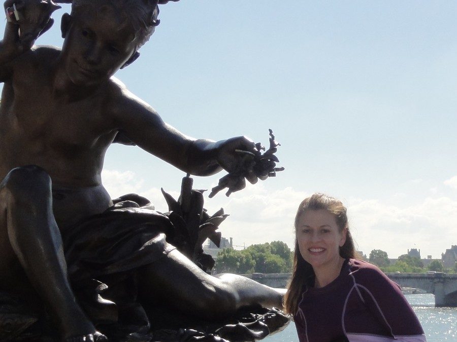 Devant l’Ambassade du Texas à Paris avec Kristina