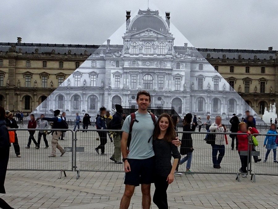 Devant la pyramide invisible avec Molly et Saul