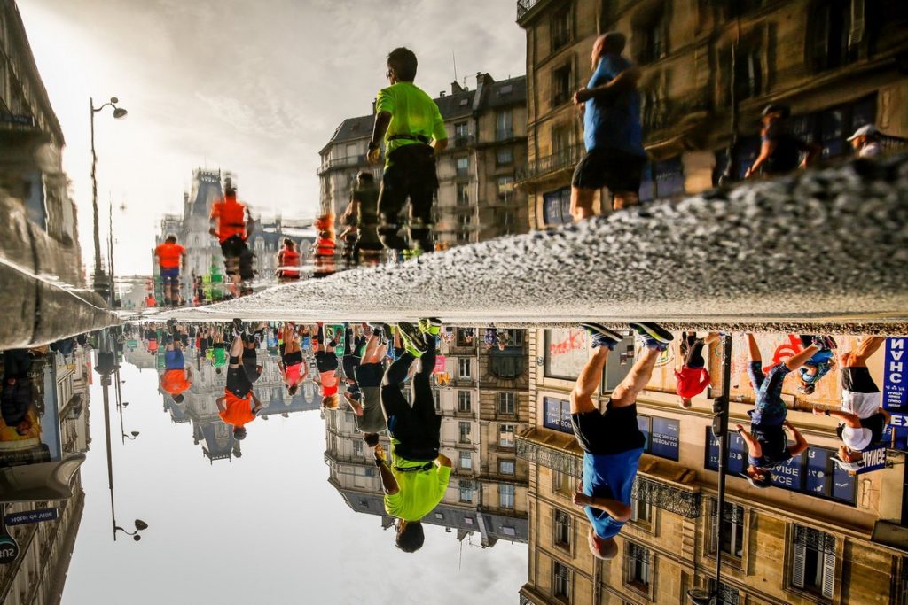 Paris Marathon 2018 - Mirror effect rue de Rivoli, a few kilometers after the start