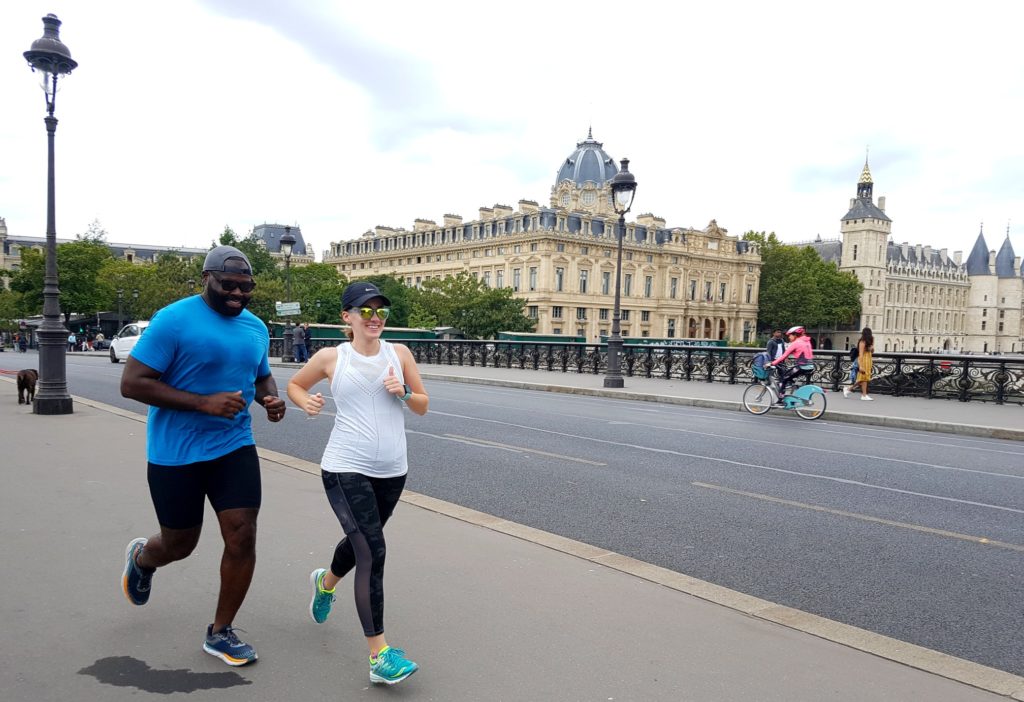 Sur le pont Notre Dame avec le Tribunal de Commerce et la moyenâgeuse Conciergerie