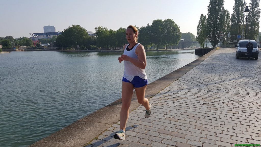 Courir le long d'un canal parisien