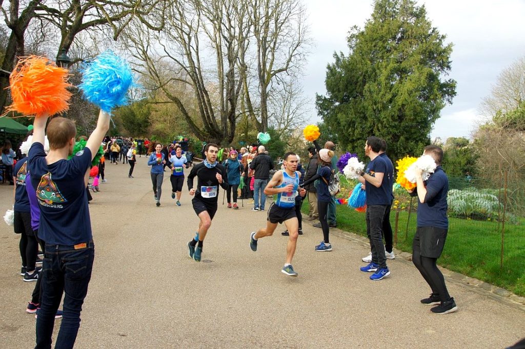 Les premiers en haut des Buttes-Chaumont des 10 km 2020